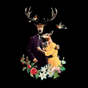 Eine surreale Collage eines Paares in eleganter Kleidung mit Tierköpfen (Hirsch und Reh). Das Motiv ist von einem vintage-ähnlichen Blumenkranz umgeben und hebt sich stark vom schwarzen Hintergrund ab.