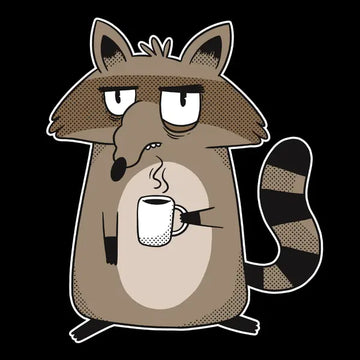 Ein müder Waschbär mit Augenringen, der eine dampfende Tasse Kaffee hält. Das Design im Comic-Stil fängt das Gefühl eines Montagmorgens perfekt ein.