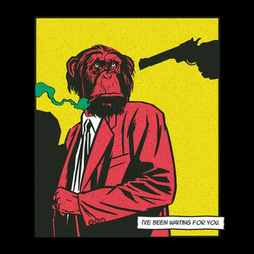 Ein Schimpanse im roten Anzug und weißem Hemd raucht gelassen eine Zigarre, während eine Pistole auf seinen Kopf gerichtet ist. Pop-Art-Stil mit gelbem Punktraster-Hintergrund und der Textbox: „I’ve been waiting for you.“