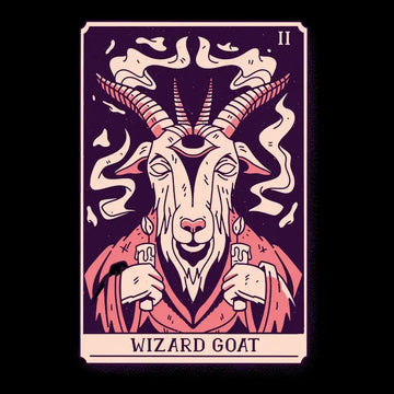 Eine kunstvolle Tarotkarte mit dem Titel „WIZARD GOAT“. Sie zeigt den Kopf einer Ziege mit drei Augen und großen Hörnern, die zwei brennende Kerzen hält, in einem mystischen violett-rosa Farbschema.