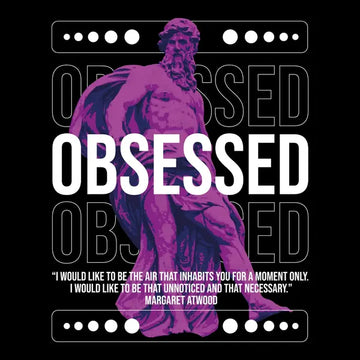 Ein künstlerisches Streetwear-Design mit einer klassischen Statue in Violetttönen. Großflächig steht das Wort „OBSESSED“ darüber, ergänzt durch ein tiefgründiges Zitat von Margaret Atwood über Präsenz und Notwendigkeit.