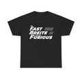 Schwarzes Unisex T Shirt mit typografischem Frontmotiv. Der Aufdruck parodiert das Design der Fast and Furious Filme mit dem Schriftzug The Fast Breite and the Furious.