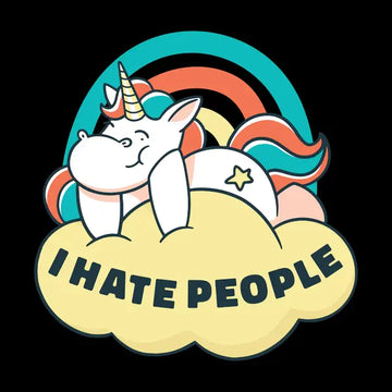 Ein kontrastreiches Design mit einem niedlichen, pummeligen Einhorn, das gemütlich auf einer gelben Wolke liegt. Vor einem bunten Regenbogen steht in fetten Buchstaben die ehrliche Botschaft: „I HATE PEOPLE“.