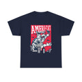 Marineblaues T-Shirt mit Comic-Katzenmotiv: Die „Ameri-Cat“ im patriotischen Look mit Sternenmaske und Schmetterling vor rotem Stadtpanorama – originell und auffällig.