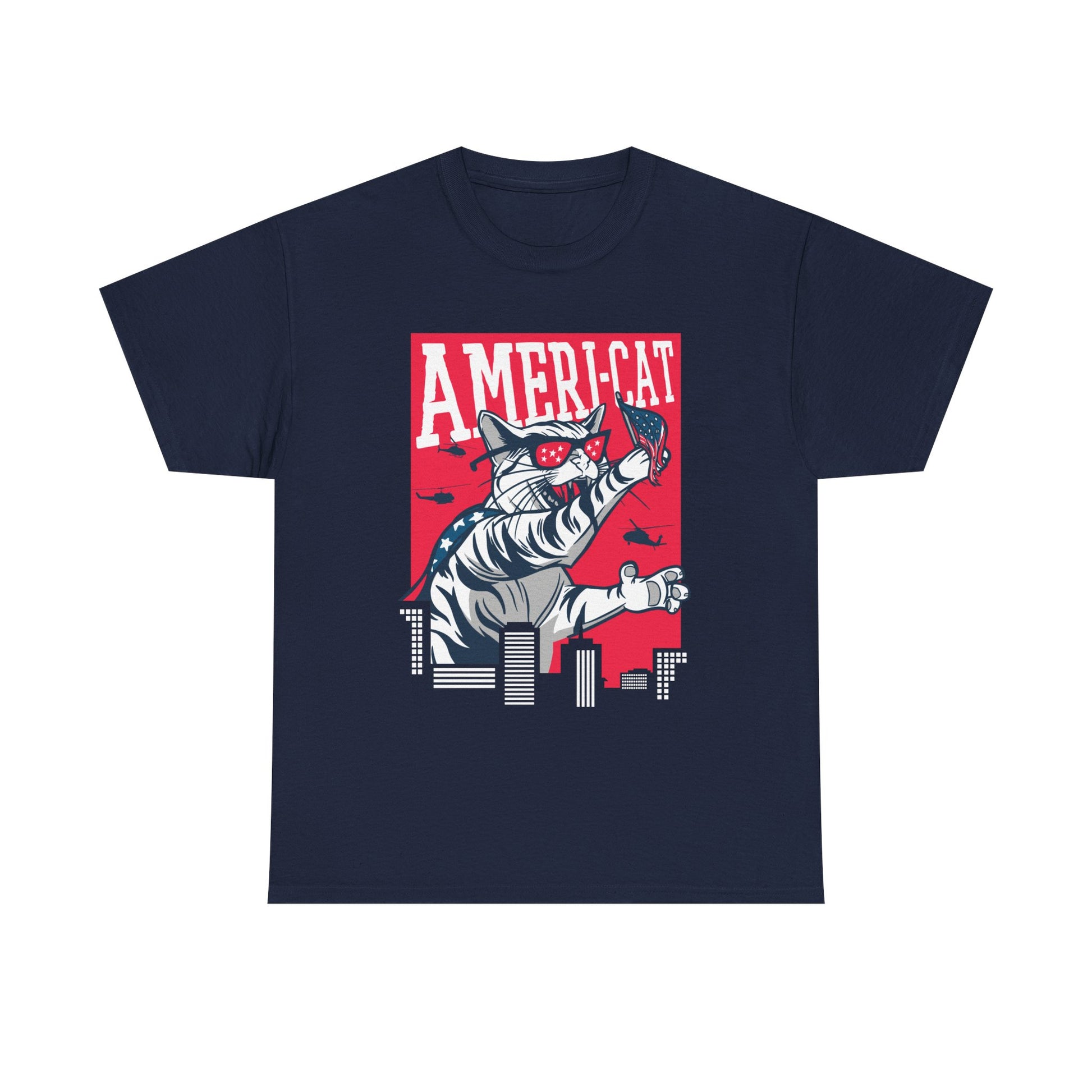 Marineblaues T-Shirt mit Comic-Katzenmotiv: Die „Ameri-Cat“ im patriotischen Look mit Sternenmaske und Schmetterling vor rotem Stadtpanorama – originell und auffällig.