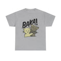 Graues T-Shirt mit Anime-inspiriertem Katzenmotiv: Zwei Katzen, eine ohrfeigt die andere mit dem Ausruf „BAKA!“ – ein japanischer Ausdruck für „Idiot“. Lustiger Hingucker für Manga- und Tierfreunde.