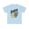 Hellblaues Shirt mit frecher Katzenillustration im Chibi-Stil – eine Katze verpasst der anderen eine Slap und ruft „BAKA!“. Ein stylisches Anime-Catshirt für Fans von japanischem Slang und niedlichem Humor.