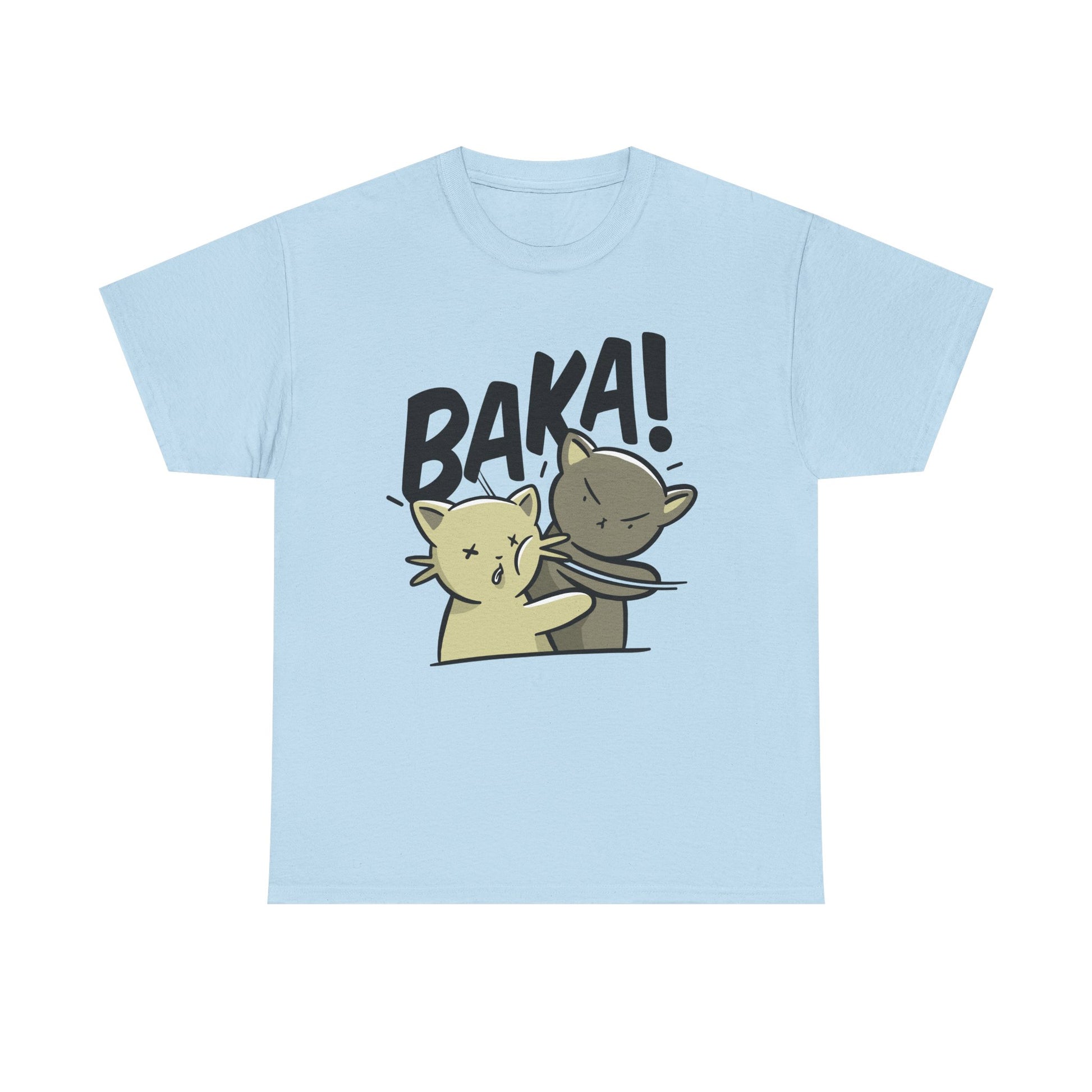 Hellblaues Shirt mit frecher Katzenillustration im Chibi-Stil – eine Katze verpasst der anderen eine Slap und ruft „BAKA!“. Ein stylisches Anime-Catshirt für Fans von japanischem Slang und niedlichem Humor.