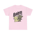 Hellrosa T-Shirt mit witzigem Design aus der Anime-Welt: Zwei kawaii Katzen, eine schlägt die andere mit dem Ausruf „BAKA!“. Süß, frech und perfekt für Otakus mit einem Faible für Katzenhumor.