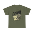 Militärgrünes Shirt mit zwei wütenden Katzen in einem animierten Streit – begleitet vom Wort „BAKA!“ in Großbuchstaben. Eine coole Kombination aus Streetwear-Vibe, Anime-Insiderhumor und Katzencontent.