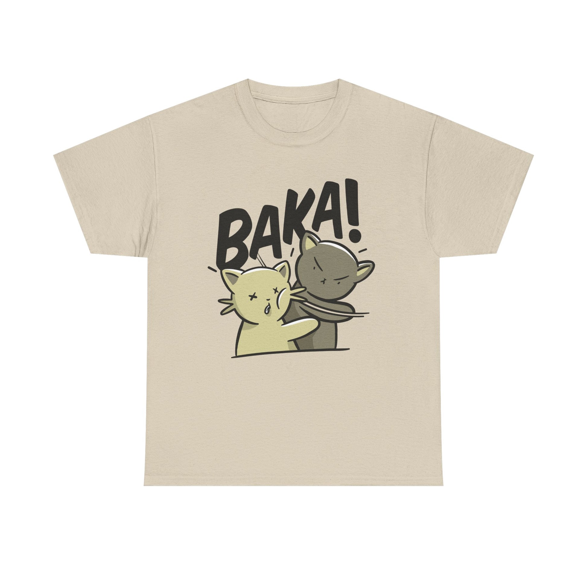 T-Shirt in sandfarbener Optik mit humorvollem Frontdesign: Zwei Cartoon-Katzen in einer slapstickhaften Szene, begleitet vom Schriftzug „BAKA!“. Eine verspielte Kombination aus Tierliebe, Animekultur und Spaß.
