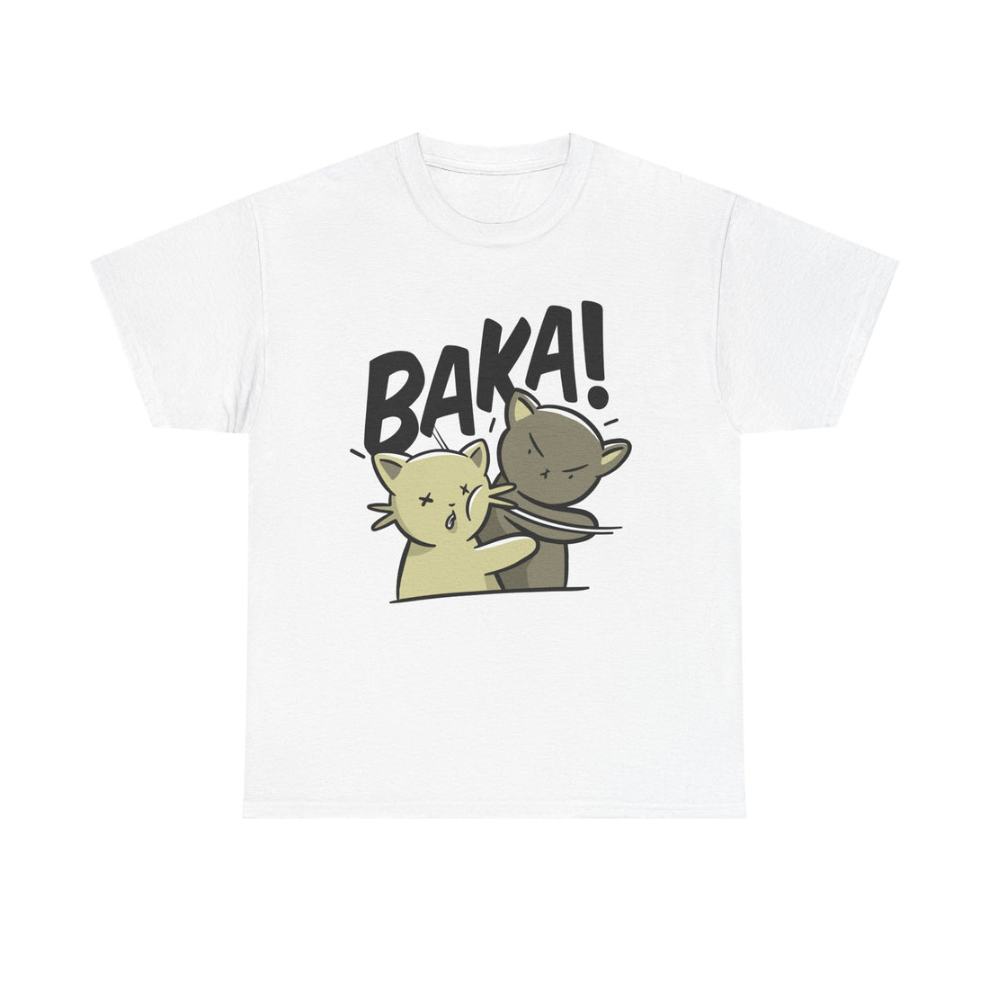 Weißes T-Shirt mit zwei gezeichneten Katzen im Comic-Stil, wobei die eine der anderen eine Ohrfeige verpasst – darüber das große Wort „BAKA!“. Perfekt für Anime-Fans und Katzenliebhaber mit Sinn für Humor und japanische Popkultur.