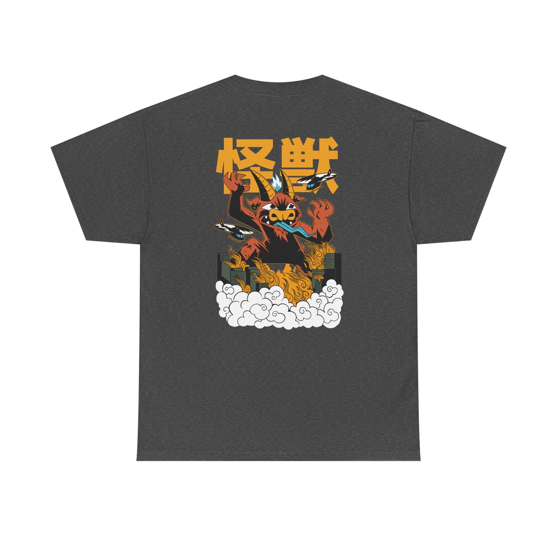Dunkelgraues Kaiju-T-Shirt mit einem Feuer speienden Monster mit Hörnern und gelbem Kanji „怪獣“. Szene voller Rauch, Flammen und Flugzeuge.