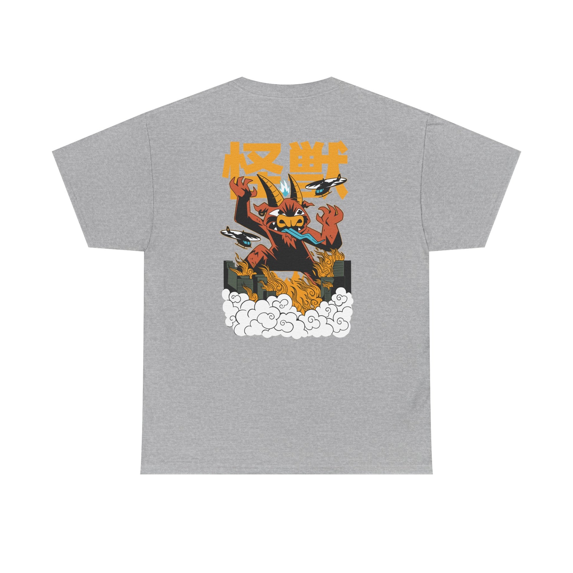 Graues T-Shirt mit Backprint: Eine mythologische Dämonenfigur mit Hörnern zerstört eine Stadt im Kaiju-Stil. Rauch, Feuer, Jets und japanische Kanji „怪獣“.