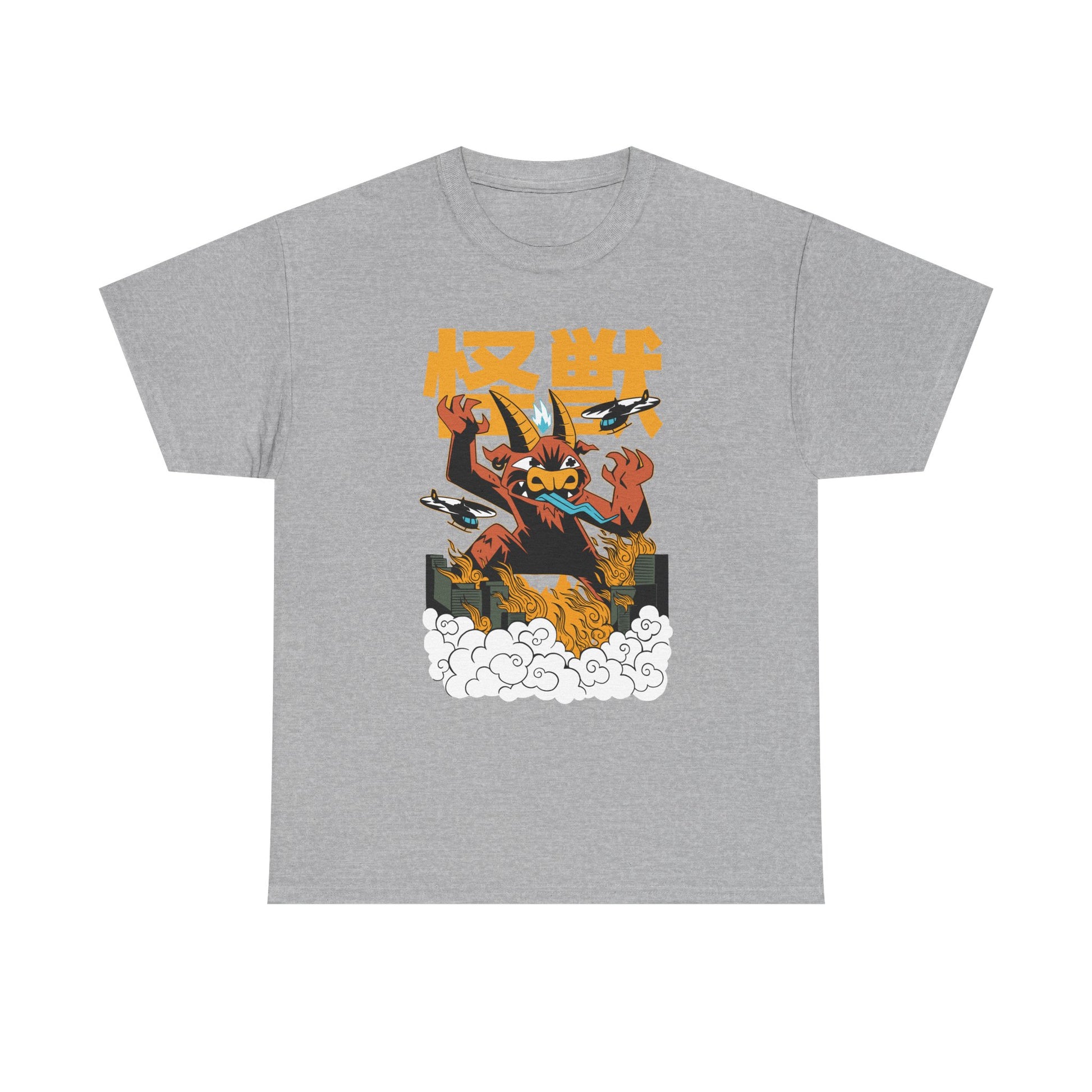 Graues T-Shirt mit dramatischer Illustration: Baphozilla, ein Mix aus Godzilla und Baphomet, ragt mit erhobenen Armen über brennenden Gebäuden. Rauchwolken, japanische Typografie und stilisierte Flugzeuge erzeugen apokalyptische Spannung.