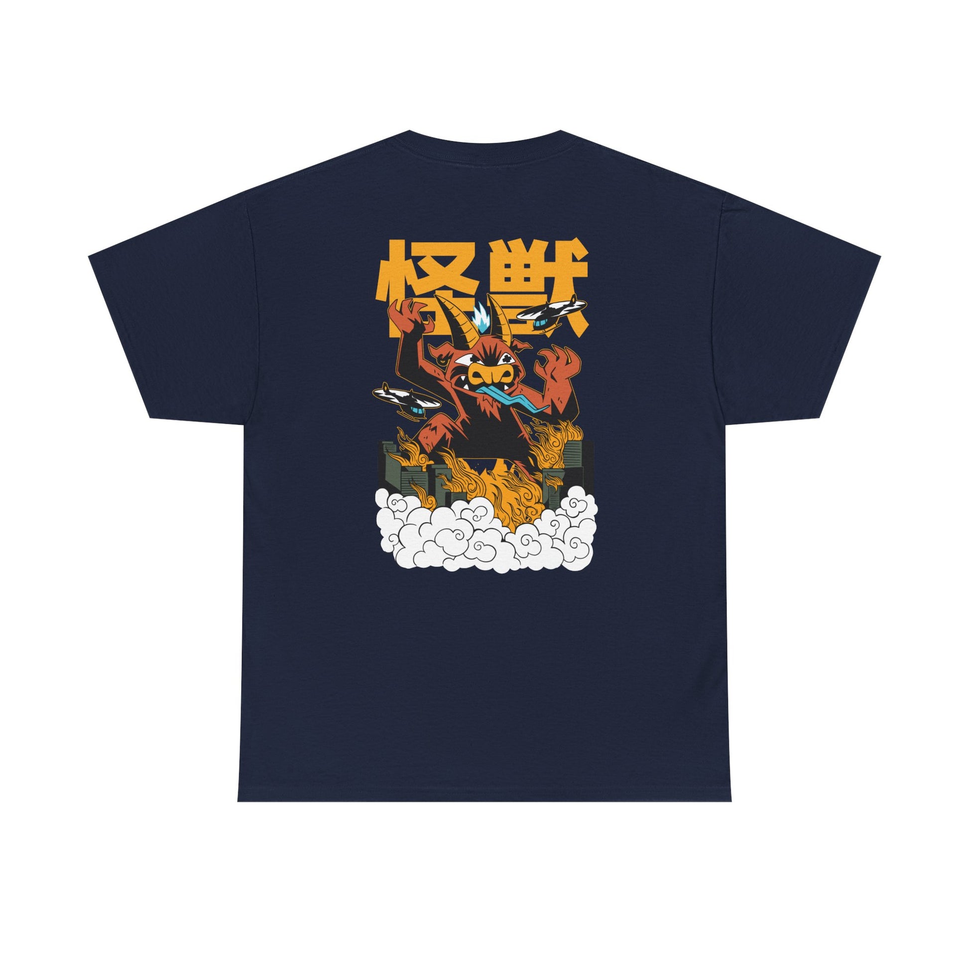 Marineblaues Shirt mit Rückendruck: Ein feuerspeiender Baphomet-Kaiju bekämpft Flugzeuge über einer Stadt. Japanische Schrift in Gelb.
