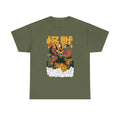 Militärgrünes T-Shirt mit Baphozilla-Motiv: Ein feuerspeiender Dämonenkaiju mit Flammen und Rauch, stilisiert im Vintage-Japan-Monsterdesign. Über der Szene thront die Schrift 怪獣 („Kaiju“/„Monster“) in Gelb.