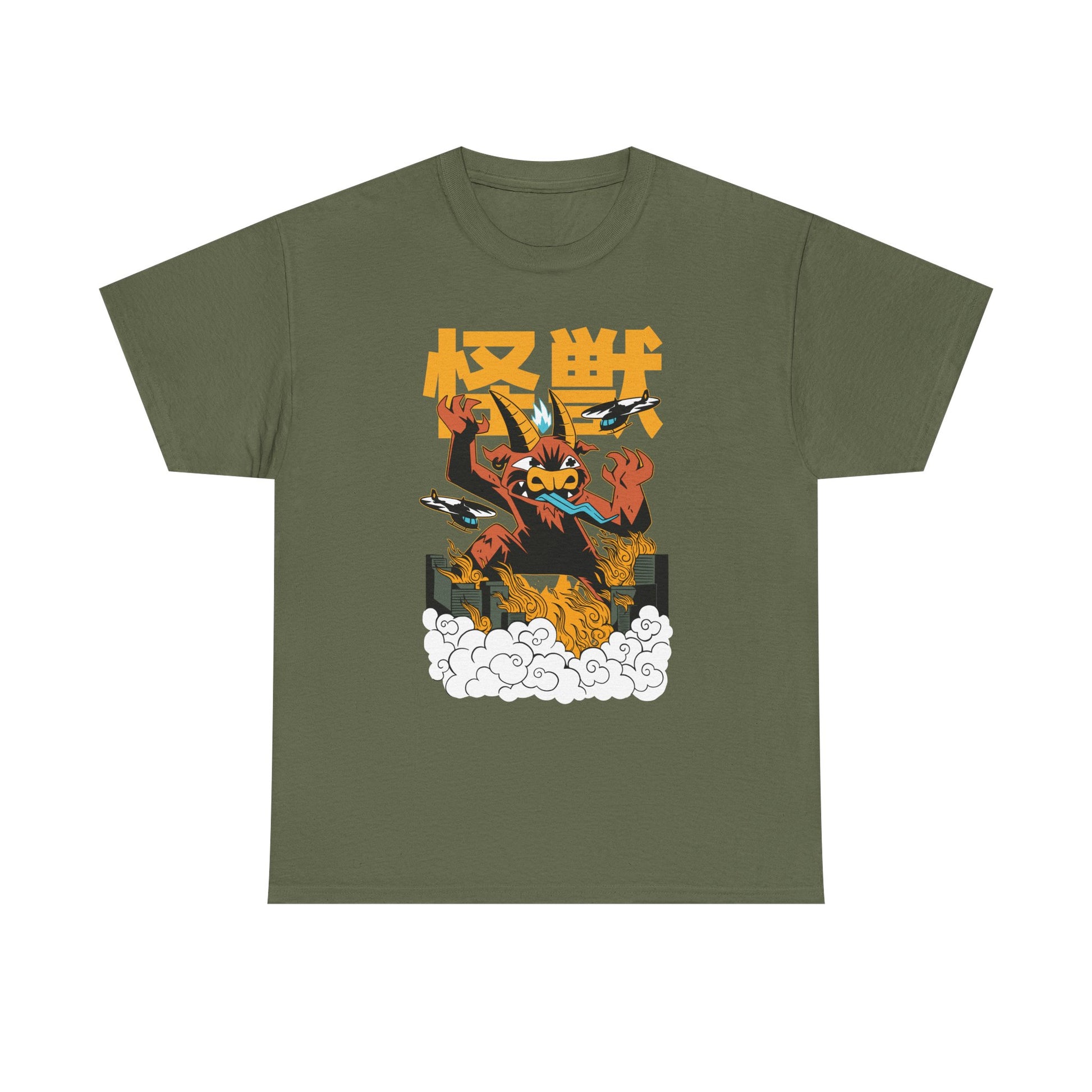 Militärgrünes T-Shirt mit Baphozilla-Motiv: Ein feuerspeiender Dämonenkaiju mit Flammen und Rauch, stilisiert im Vintage-Japan-Monsterdesign. Über der Szene thront die Schrift 怪獣 („Kaiju“/„Monster“) in Gelb.