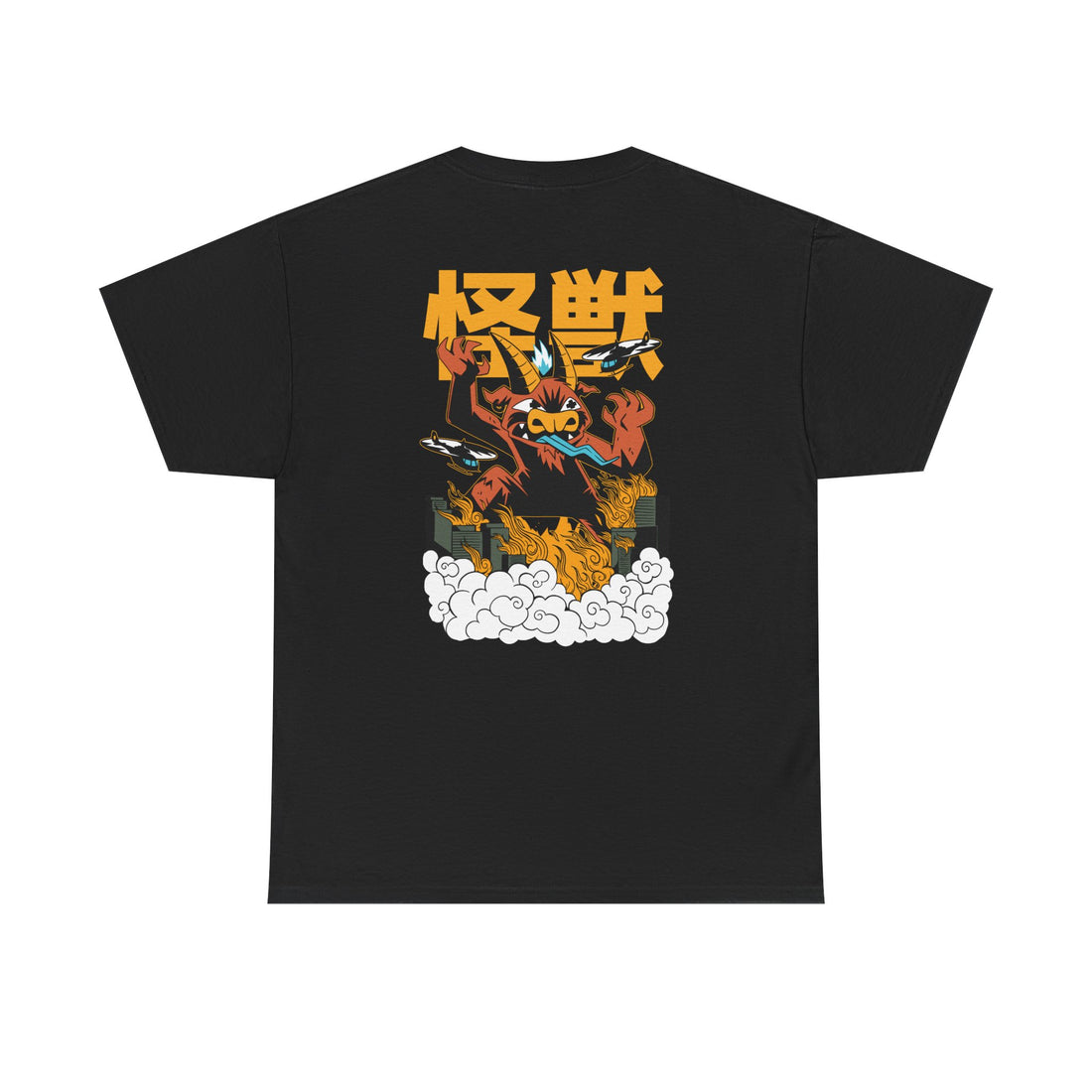 Schwarzes T-Shirt mit Backprint: Eine dämonische Kreatur im Kaiju-Stil mit Hörnern, Flammen und Flugzeugen im Angriff. Japanische Schriftzeichen „怪獣“ (Kaiju) in Gelb. Stilisiert wie Baphomet trifft Godzilla.