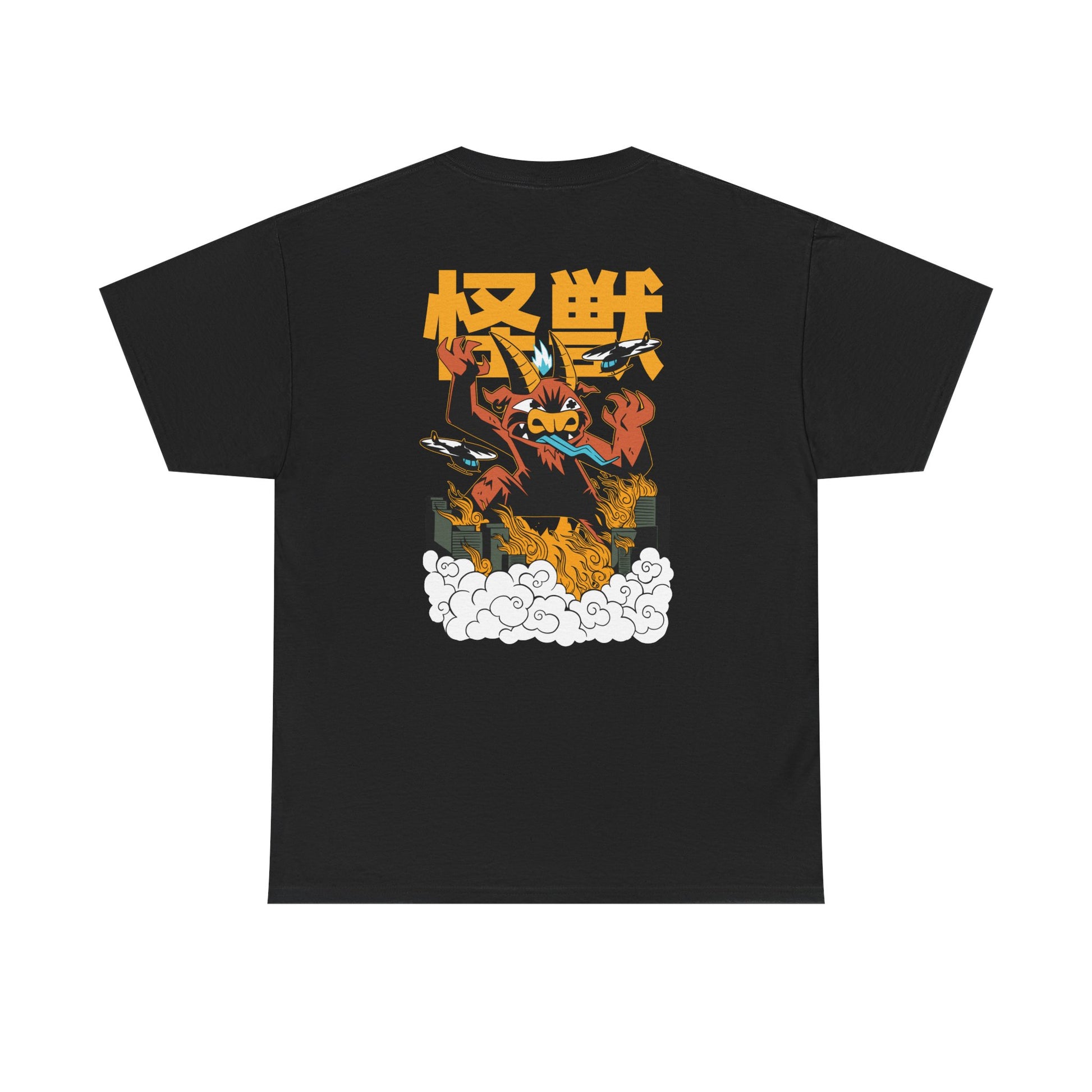 Schwarzes T-Shirt mit Backprint: Eine dämonische Kreatur im Kaiju-Stil mit Hörnern, Flammen und Flugzeugen im Angriff. Japanische Schriftzeichen „怪獣“ (Kaiju) in Gelb. Stilisiert wie Baphomet trifft Godzilla.