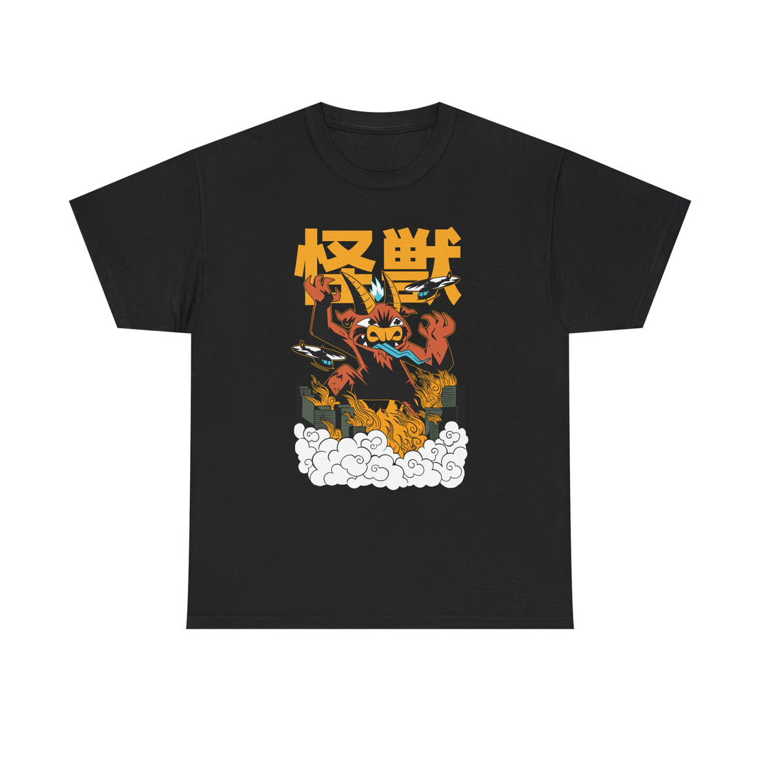 Schwarzes T-Shirt mit Frontprint: Eine dämonische Kaiju-Kreatur im Stil von Baphomet und Godzilla steigt wütend aus einem Flammenmeer. Sie hat Hörner, blaue Feuerzunge, Krallen und zerstört eine Stadt – umgeben von Rauchwolken, Flammen, Flugzeugen und den gelben Schriftzeichen „怪獣“ für „Monster“. Ein Mix aus Mythos und Apokalypse im Japan-Stil.