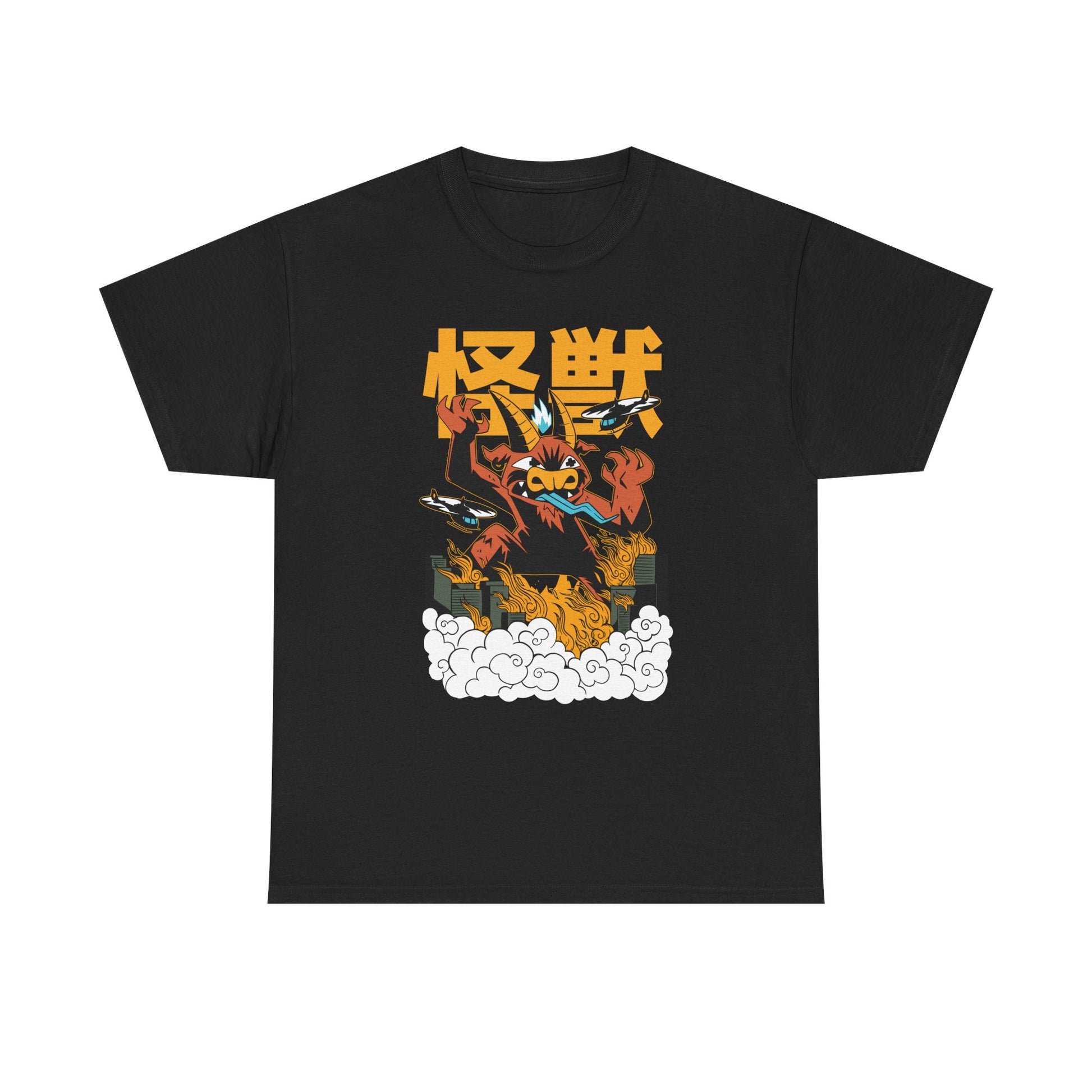 Schwarzes T-Shirt mit Frontprint: Eine dämonische Kaiju-Kreatur im Stil von Baphomet und Godzilla steigt wütend aus einem Flammenmeer. Sie hat Hörner, blaue Feuerzunge, Krallen und zerstört eine Stadt – umgeben von Rauchwolken, Flammen, Flugzeugen und den gelben Schriftzeichen „怪獣“ für „Monster“. Ein Mix aus Mythos und Apokalypse im Japan-Stil.