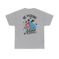 Graues T-Shirt mit Back Print und dem Statement „Be f*cking nice“ im Antisocial-Retro-Stil