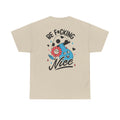 Sandfarbenes T-Shirt mit Back Print und dem Statement „Be f*cking nice“ im Antisocial-Retro-Stil