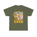 Militärgrünes T-Shirt mit coolem Motiv: Der gelb-orange Comic-Kater trifft mit der Faust seines Besitzers zusammen – darüber der Spruch „Best Cat Dad Ever“.