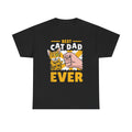 Schwarzes T-Shirt mit farbenfrohem Print: Ein lächelnder Tigerkater gibt dem Katzenpapa einen Faustgruß – darüber der Spruch „Best Cat Dad Ever“ in Gelb und Weiß – perfektes Geschenk für Katzenväter.