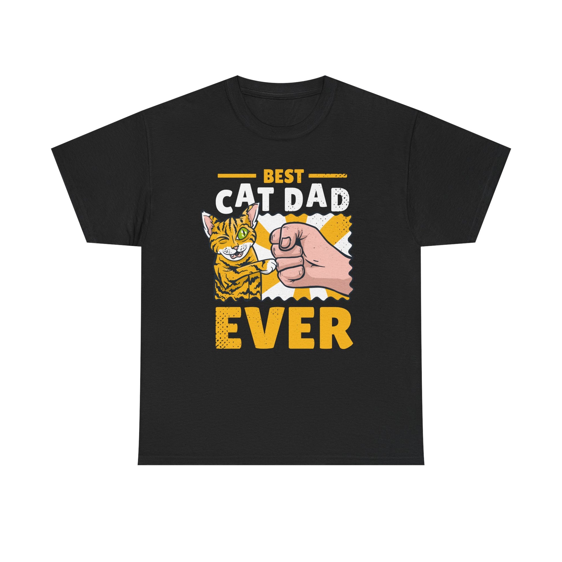 Schwarzes T-Shirt mit farbenfrohem Print: Ein lächelnder Tigerkater gibt dem Katzenpapa einen Faustgruß – darüber der Spruch „Best Cat Dad Ever“ in Gelb und Weiß – perfektes Geschenk für Katzenväter.
