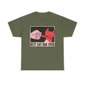 Militärgrünes T-Shirt mit auffälligem Print: Die rote Katze trifft mit der Faust ihres Besitzers zusammen – kultiger Spruch „Best Cat Dad Ever“ inklusive.