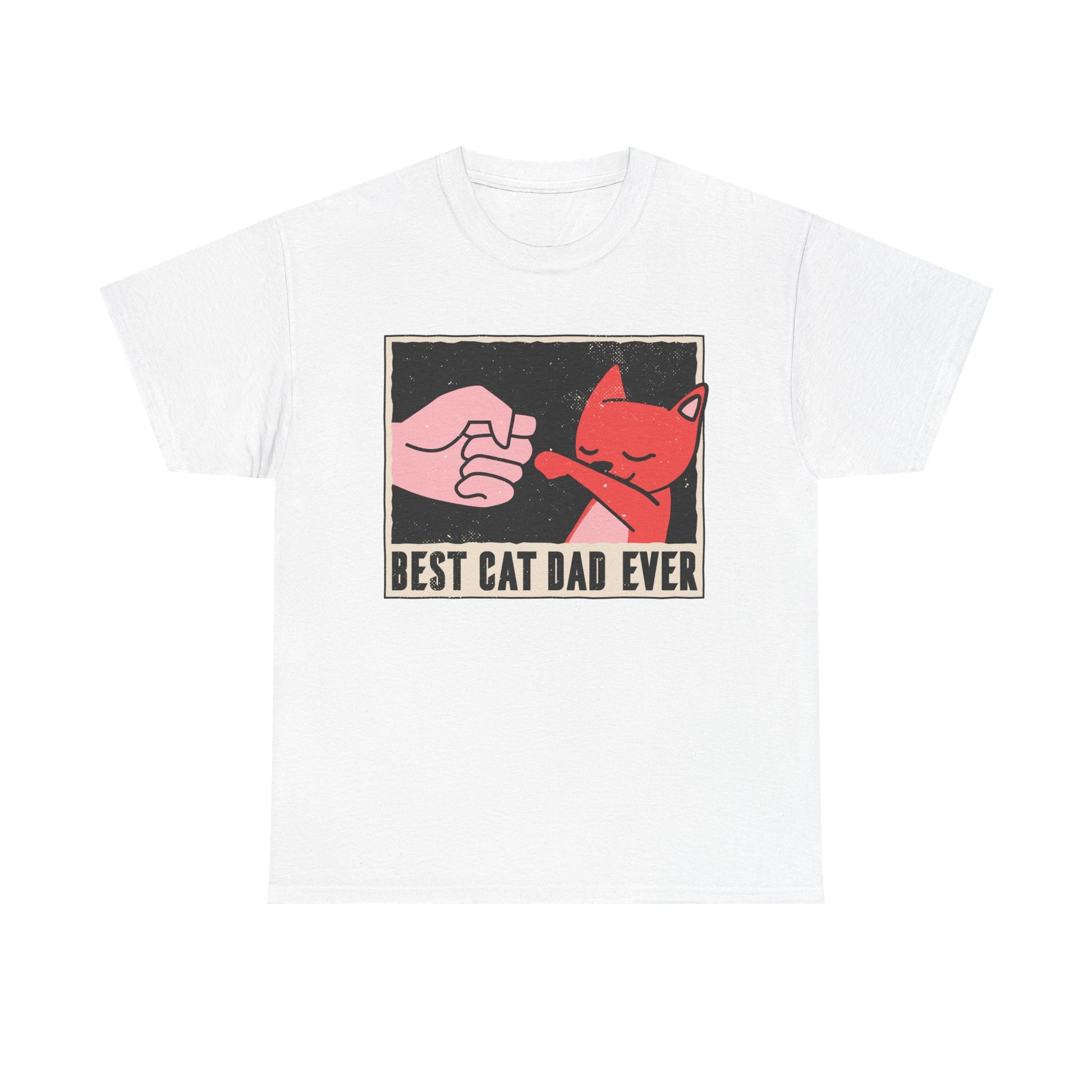 Weißes Shirt mit kontrastreichem Design: Ein Fistbump zwischen Katze und Mensch, darunter der Text „Best Cat Dad Ever“ – verspielt und modern.
