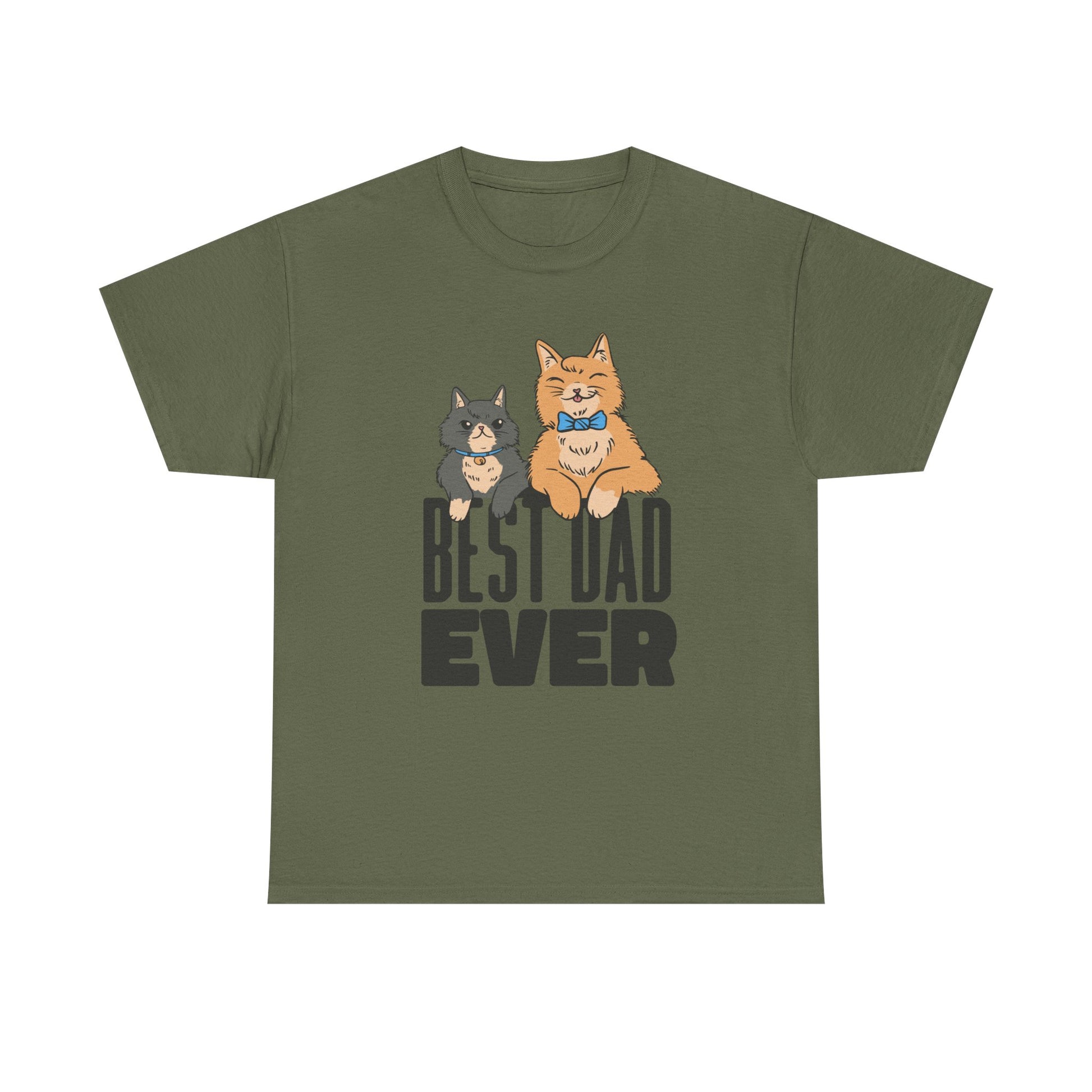 Militärgrünes Shirt mit zwei süßen Comic-Katzen und großem Schriftzug „Best Dad Ever“. Robuster Look trifft liebevolle Botschaft – für echte Cat Dads mit Stil.
