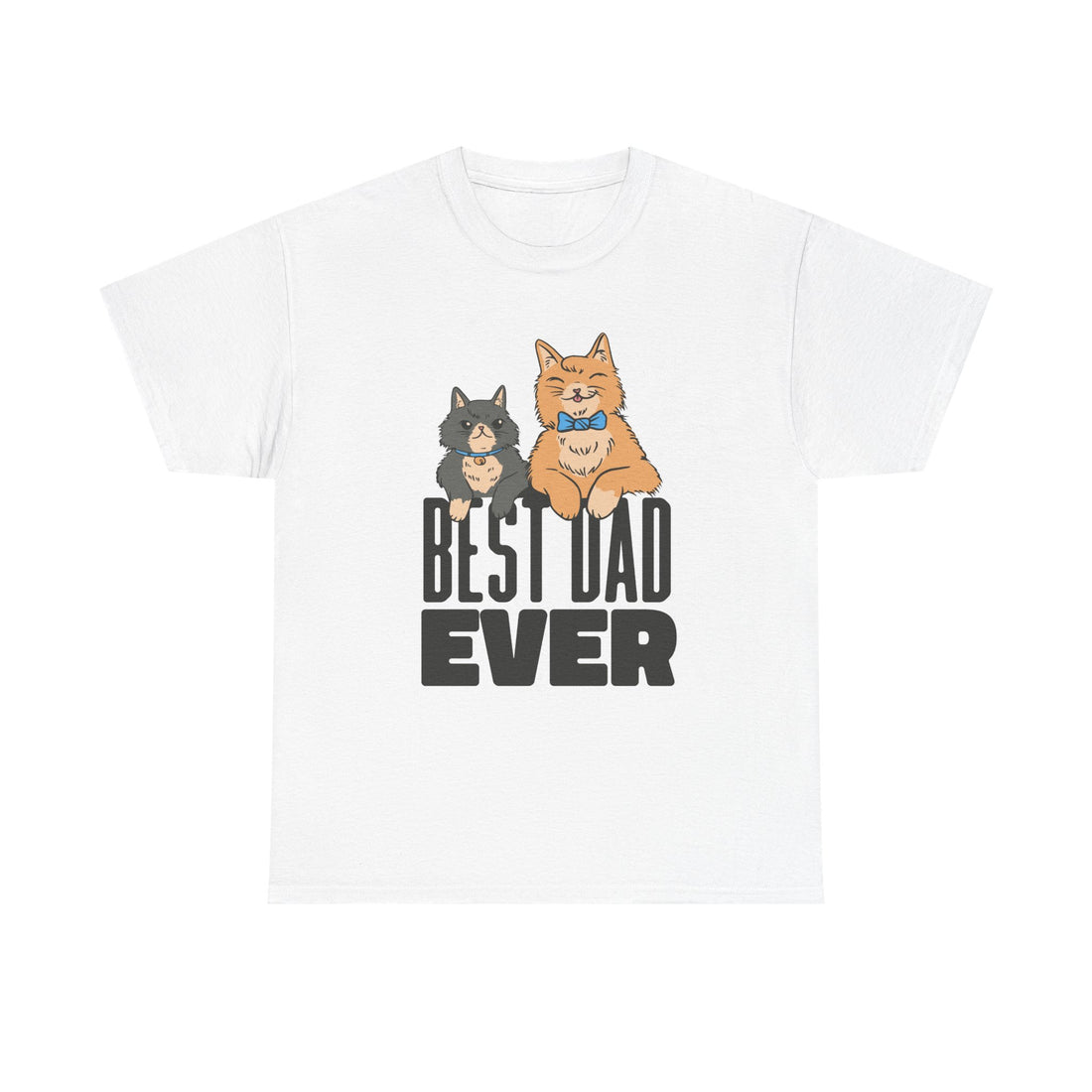 Weißes T-Shirt mit zwei gezeichneten Katzen – eine orange mit Fliege, eine dunkelgrau – über dem Schriftzug „Best Dad Ever“. Perfektes Geschenk für Katzenväter, Cat Dads und Tierliebhaber mit Humor.
