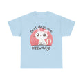 Hellblaues T-Shirt mit süßer Cartoon-Katze auf rosafarbenem Kreis und Text „Best days are meowdays“. Fröhliches Design für Katzenfans, Anime-Ästhetik und chillige Outfits.