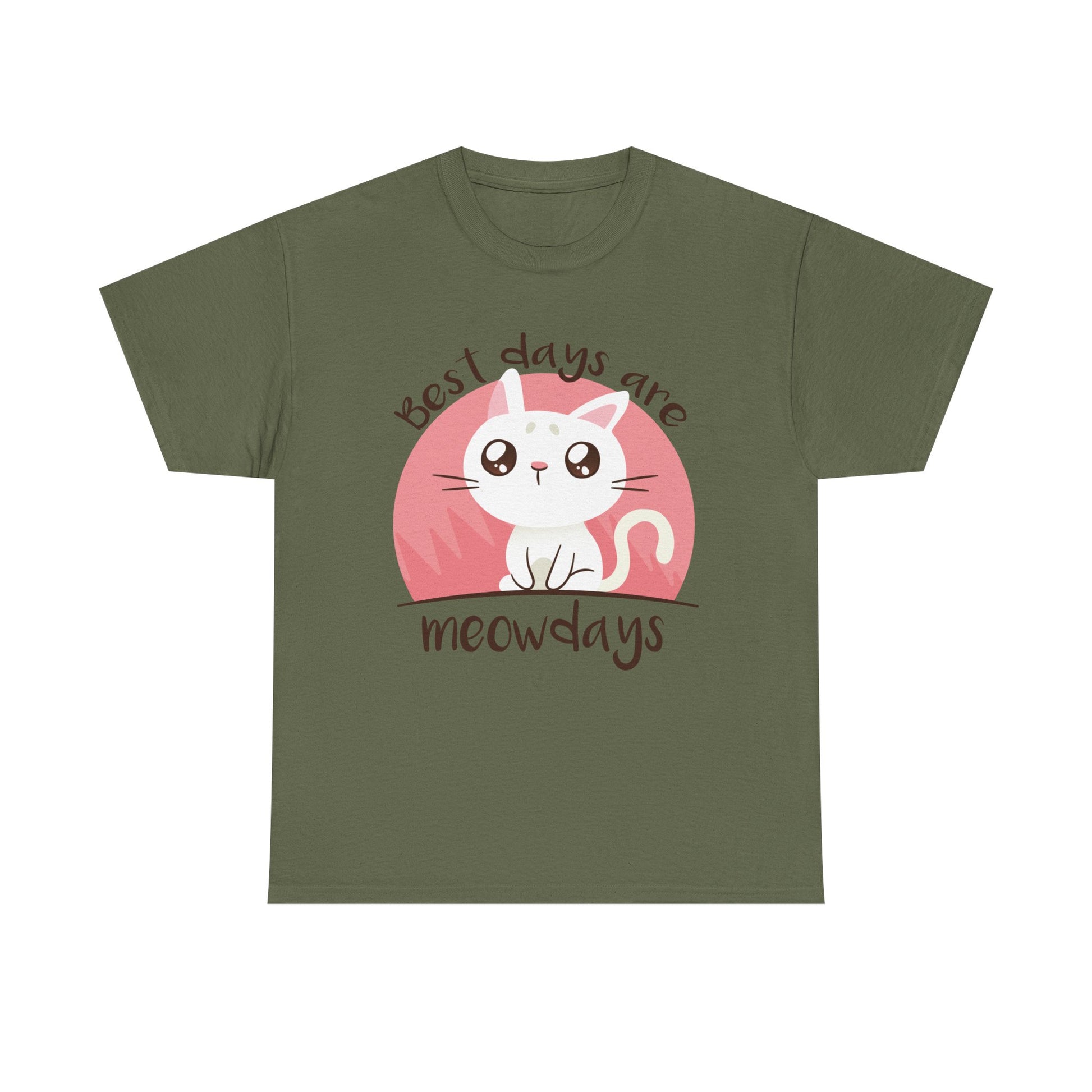 Militärgrünes Shirt mit süßer Katze im Comic-Stil und dem Spruch „Best days are meowdays“. Lässiges Design für Katzenfans, Animal-Lovers und alle, die auf Statement-Shirts stehen.