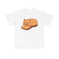 Weißes T-Shirt mit humorvollem Cat-Bread-Motiv: Eine müde Katze in Form eines Brotes mit aufgeschnittener Scheibe – minimalistisches und originelles Design.