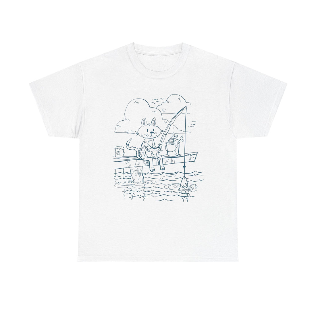 Weißes T-Shirt mit filigraner Line-Art: Eine entspannte Katze sitzt auf einem Steg und angelt Fische – ein liebevolles Motiv für Katzenfans mit Sinn für Ruhe, Natur und Humor. Perfektes Geschenk für Angler und Tierliebhaber.
