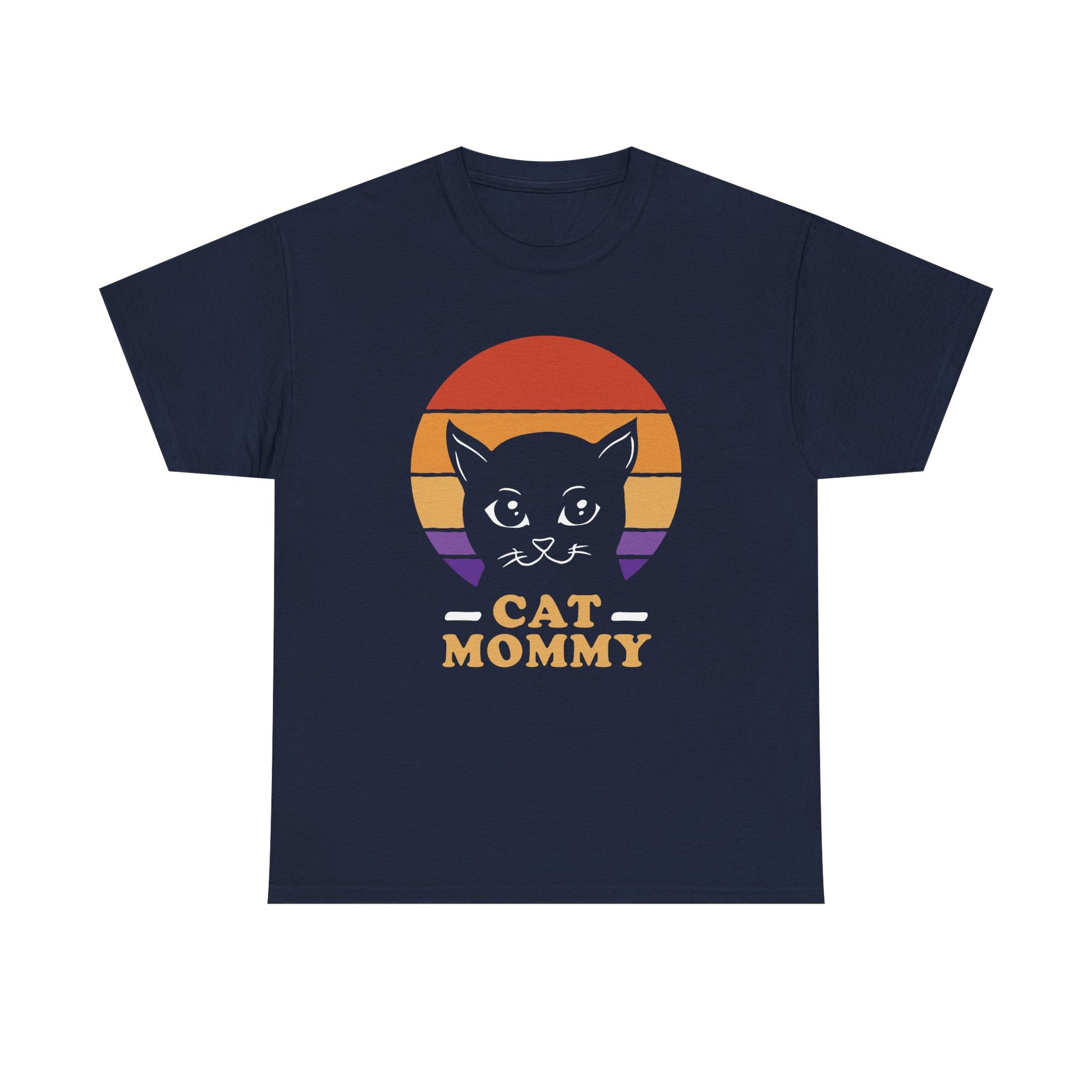 Marineblaues T-Shirt mit Vintage-Katzenmotiv: Eine niedliche schwarze Katze vor farbigen Streifen im Sonnenuntergangsstil und der Aufschrift „Cat Mommy“.