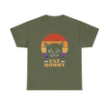Militärgrünes T-Shirt mit Vintage-Look: Schwarze Katze mit großem Blick vor einem Streifen-Sonnenuntergang in warmen Farben – „Cat Mommy“-Text darunter.