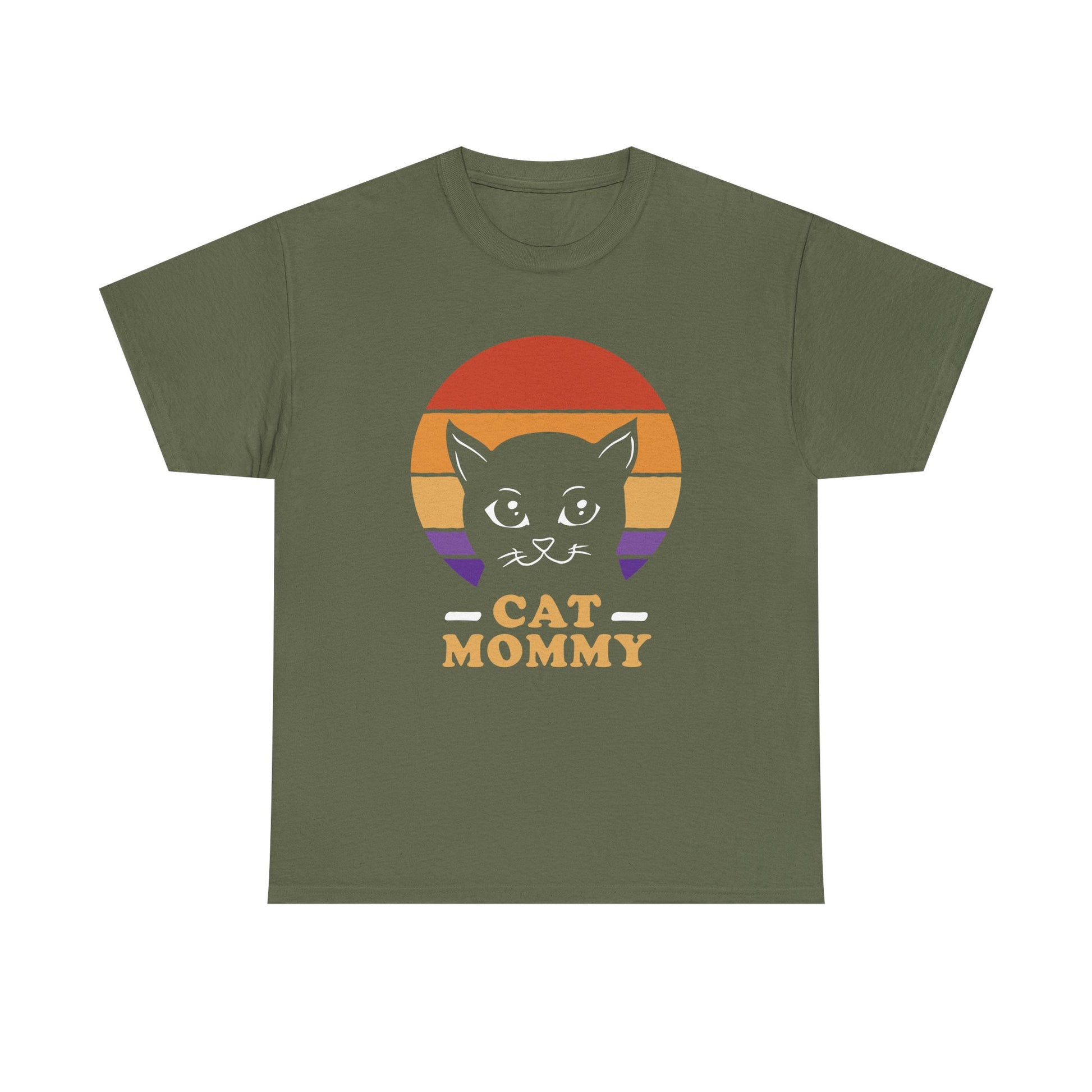 Militärgrünes T-Shirt mit Vintage-Look: Schwarze Katze mit großem Blick vor einem Streifen-Sonnenuntergang in warmen Farben – „Cat Mommy“-Text darunter.