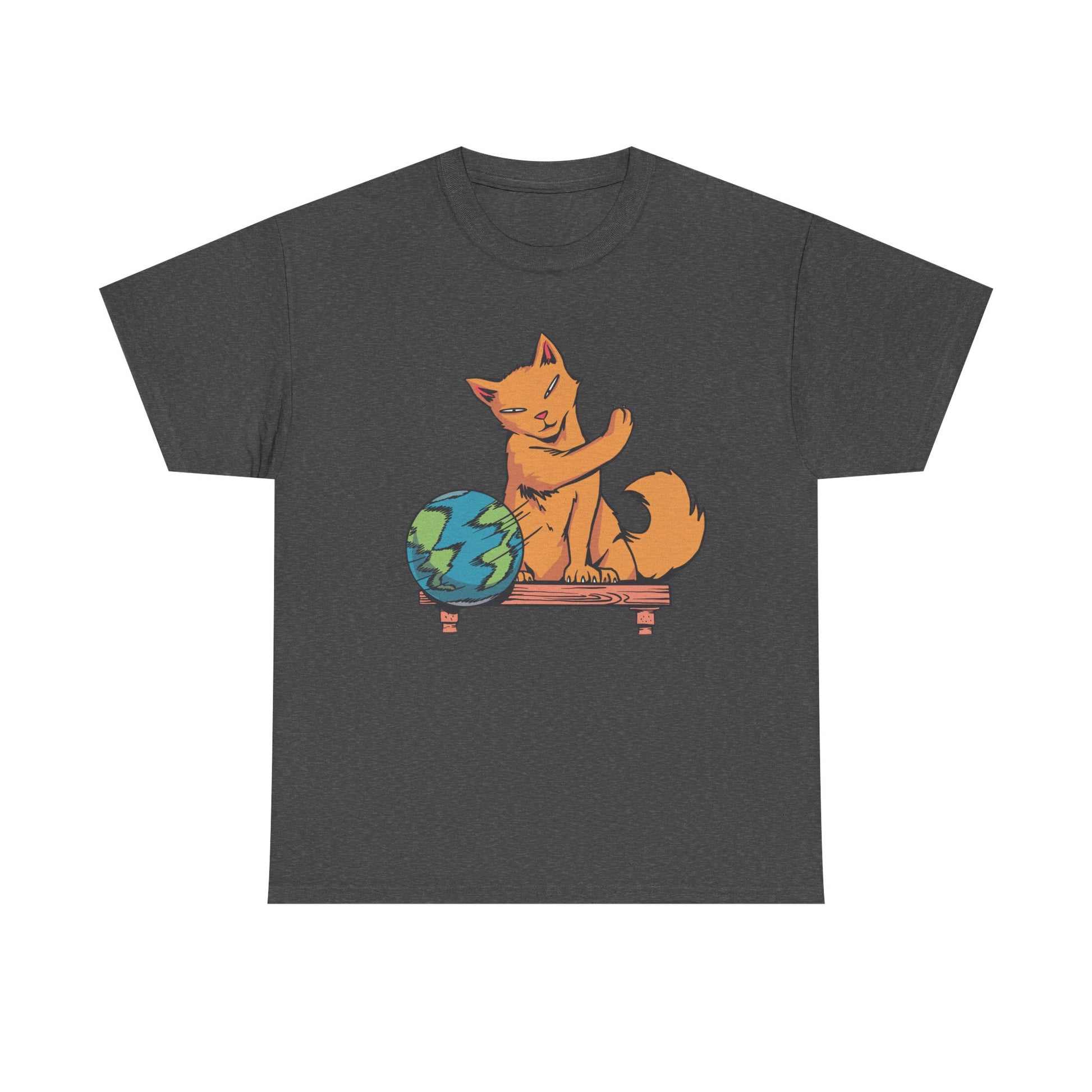 Dunkelgraues T-Shirt mit frechem Katzenprint: Eine orange Katze stößt den Planeten vom Tisch – kultiger Comicstil für Katzenliebhaber mit Humor.