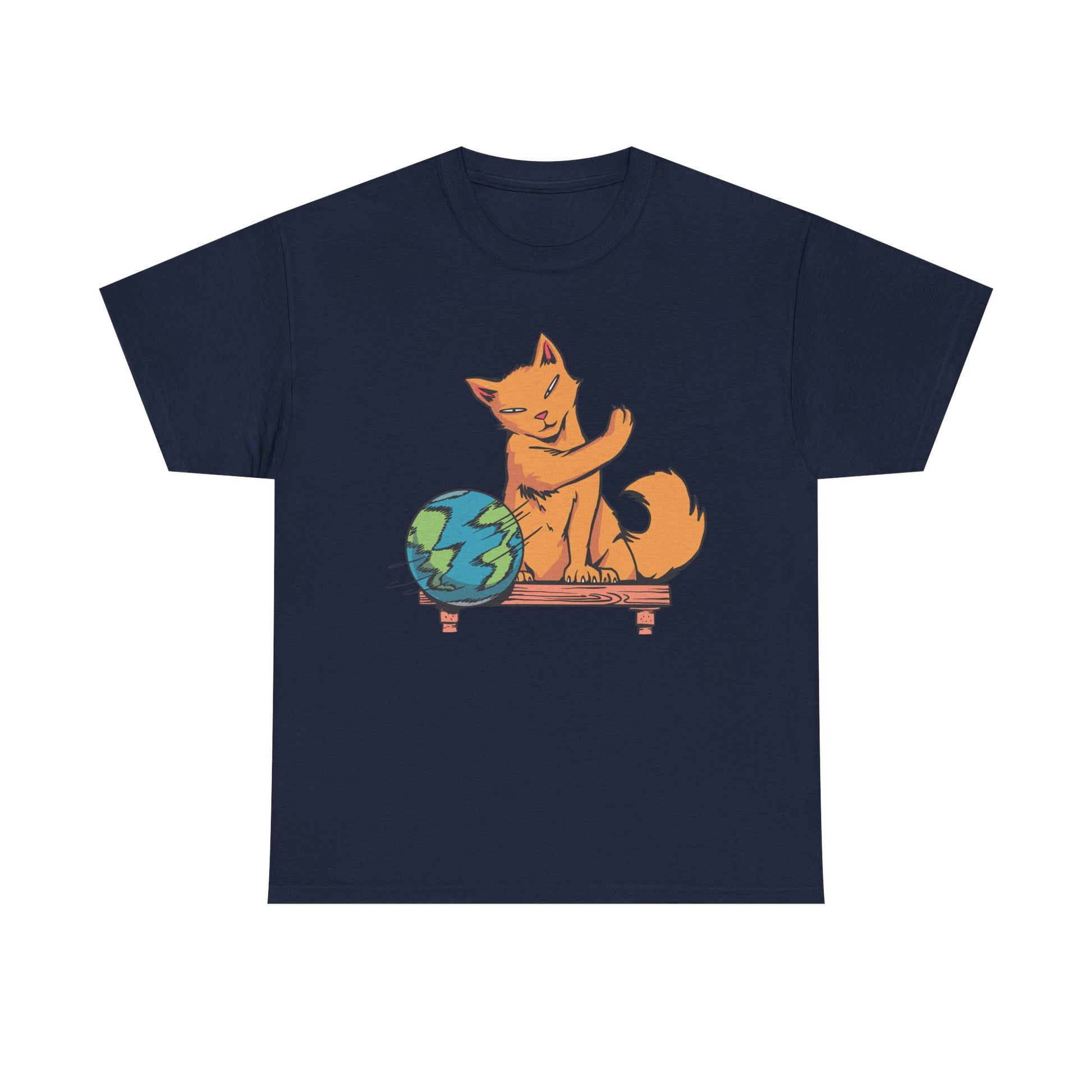 Marineblaues T-Shirt mit humorvollem Aufdruck: Eine orange Katze wirft eine Weltkugel vom Tisch – ideales Geschenk für Katzenbesitzer und Weltbeherrscher.