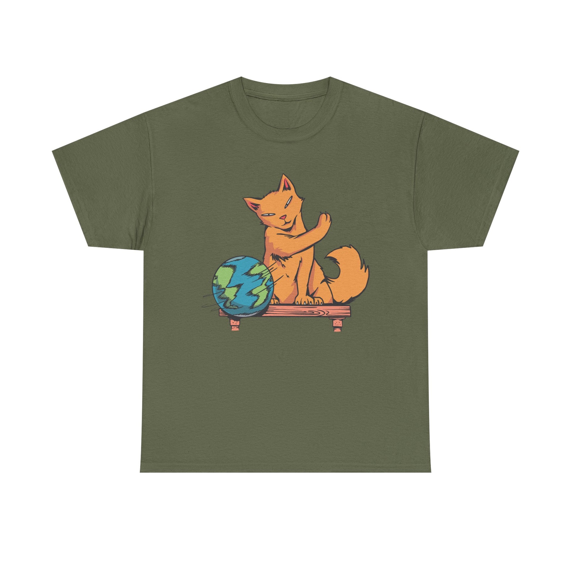 Militärgrünes Shirt mit Katze als Weltherrscherin: Cartoonmotiv zeigt eine orange Katze, die die Erde vom Tisch kickt – ideal für ironische Statements.