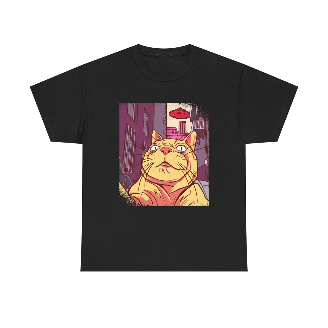 Schwarzes T-Shirt mit Comic-Design: Eine orange Katze macht ein Selfie in einer Gasse, über ihr schwebt ein rotes UFO – witziges Alien-Motiv für Katzenliebhaber.
