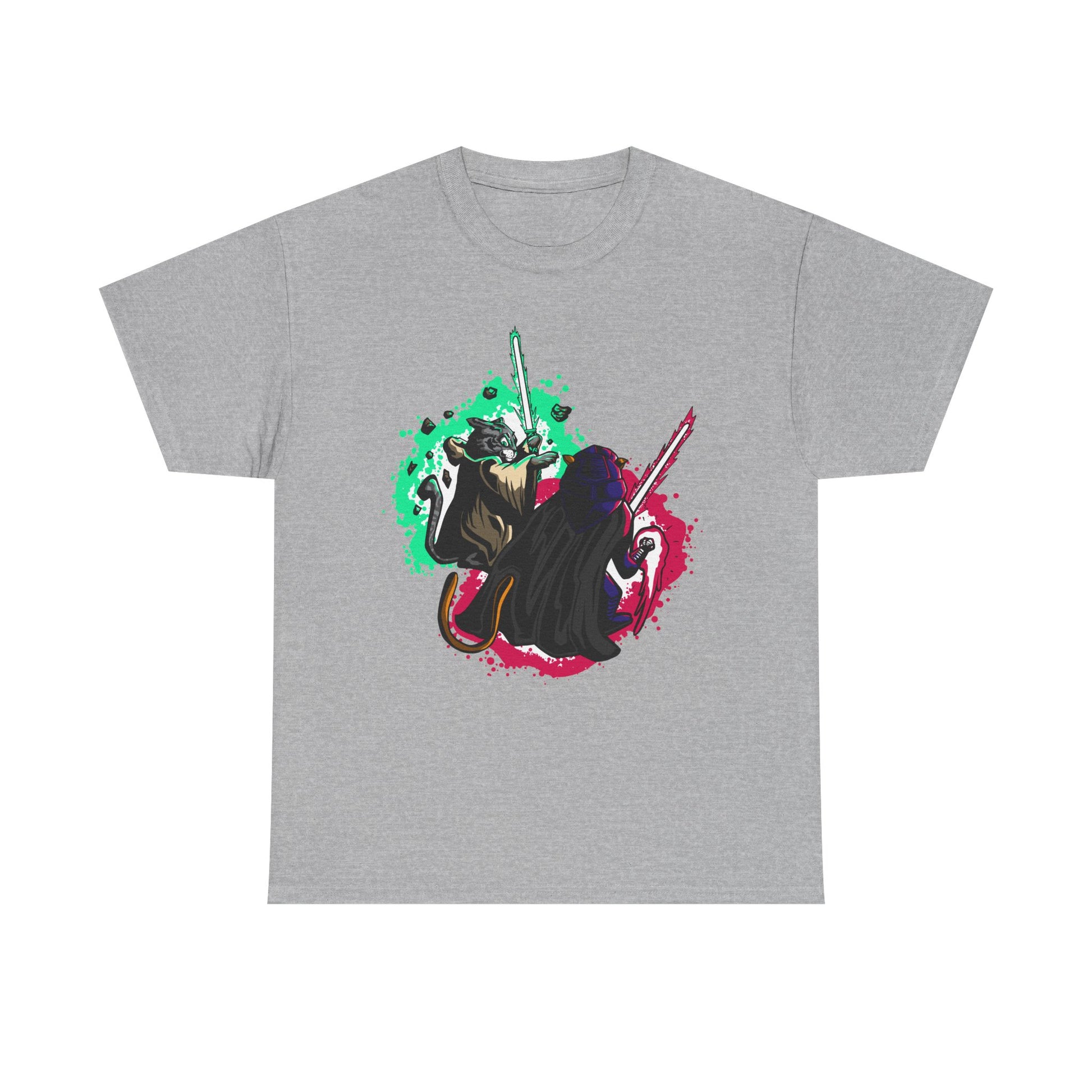 Graues T-Shirt mit popkultureller Anspielung: Zwei kämpfende Katzen mit Lichtschwertern, umgeben von farbigen Energieeffekten – cooles Motiv für Fans.