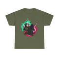 Militärgrünes Shirt mit fantasievollem Motiv: Zwei Katzen im Lichtschwertkampf auf leuchtendem Hintergrund – perfekt für galaktische Humor-Fans.