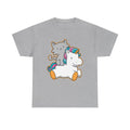 Graues Shirt mit niedlichem Einhorn-Print: Cartoon-Katze sitzt zufrieden auf einem plüschigen weißen Einhorn mit Regenbogenfarben – perfekt für verspielte Styles.