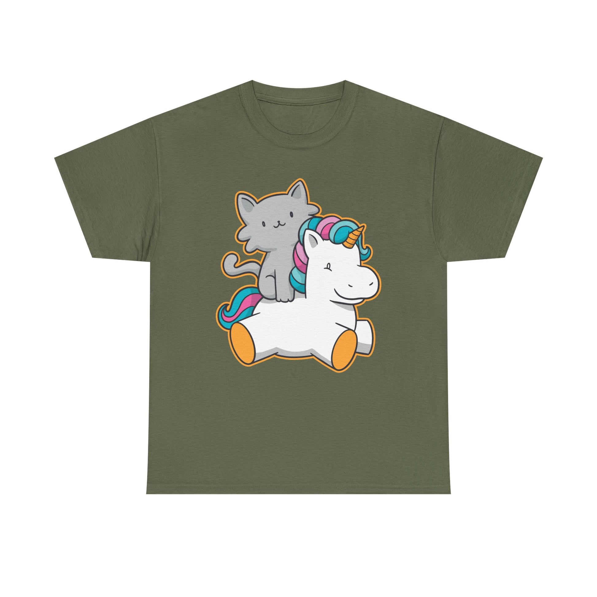 Militärgrünes T-Shirt mit fantasievollem Design: Graue Katze auf Einhorn mit buntem Horn und Schweif – verspielter Print für junggebliebene Tierfreunde.